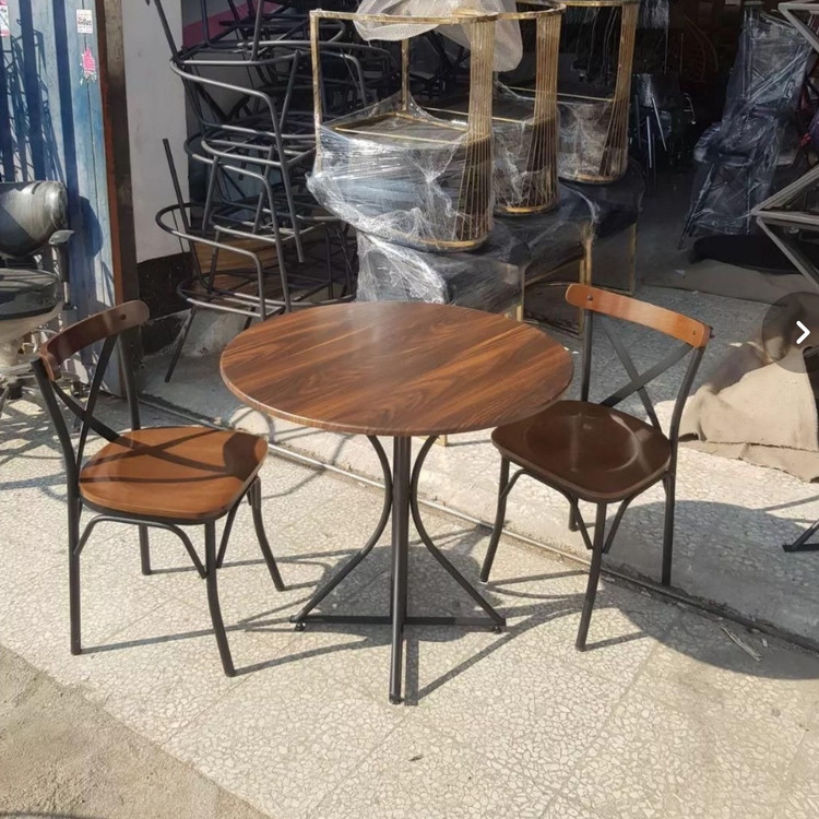 میز غذاخوری گرد فندقی با طراحی مدرن